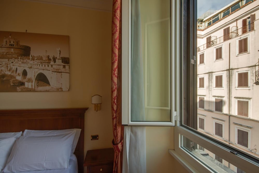ROOM, DOUBLE BED, SMALL