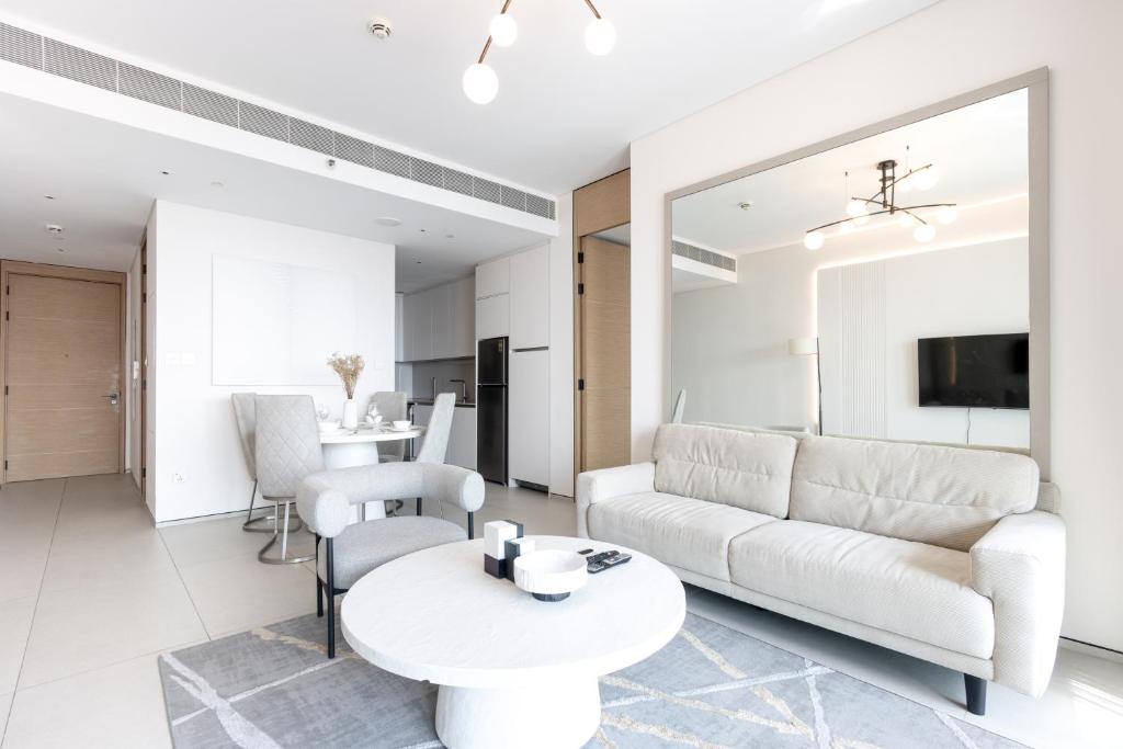 1BHK with Marina Views and Beach Access 6/15