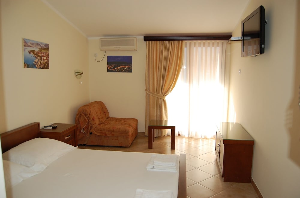 Apartments Dobrotski Dvori 10/64