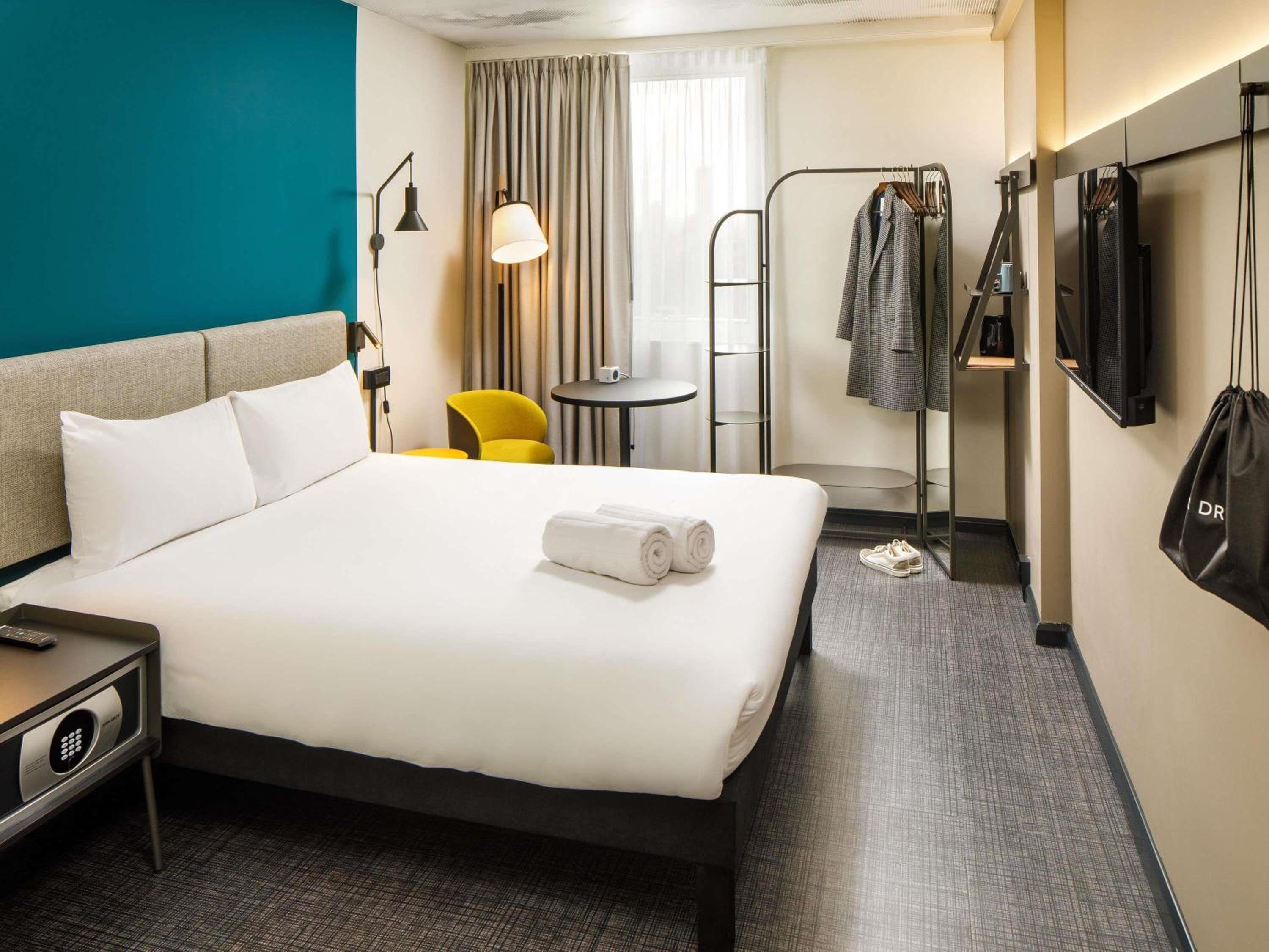 Standard, Queen Bed, City View