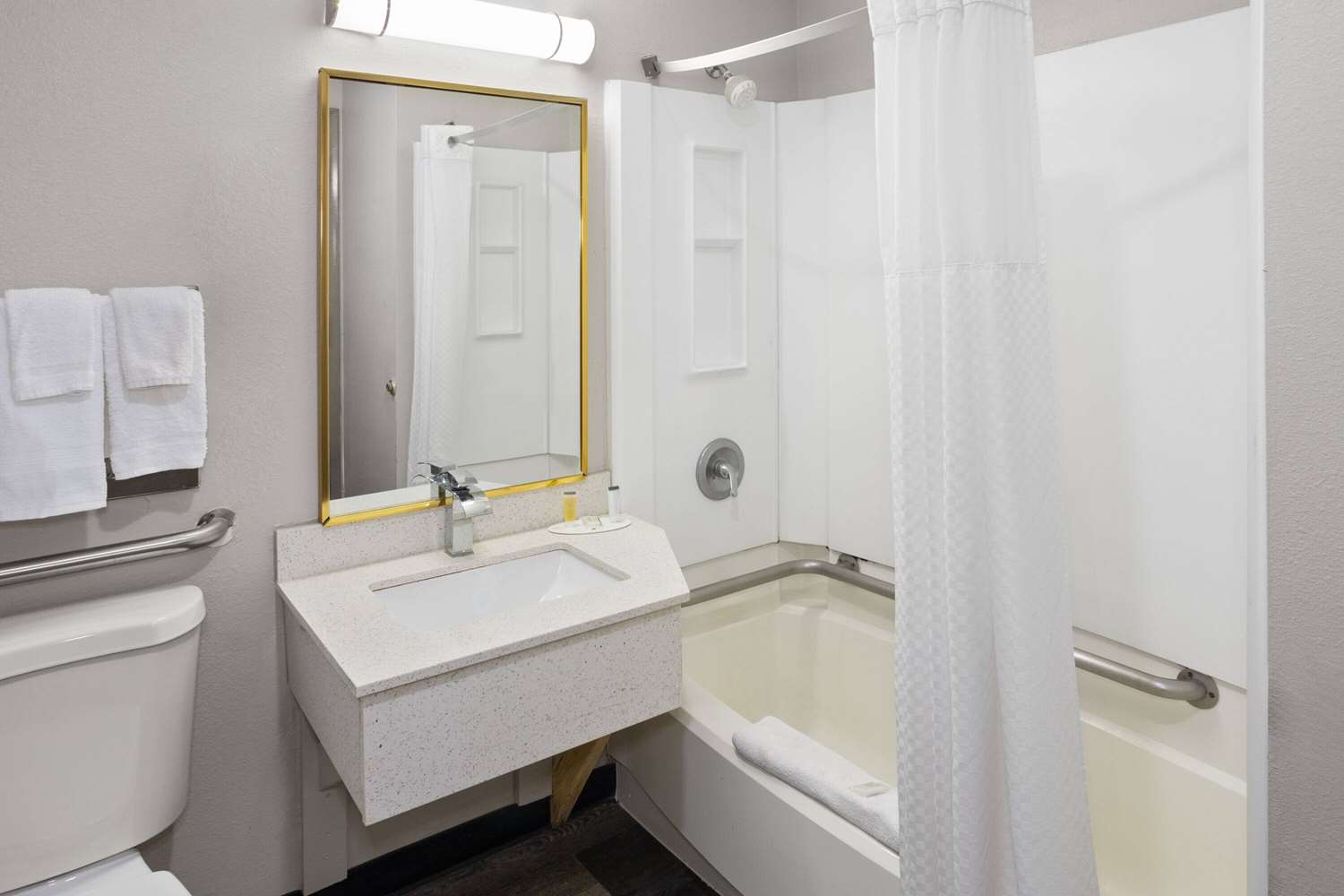 Days Inn & Suites By Wyndham Northwest Indianapolis 36/40