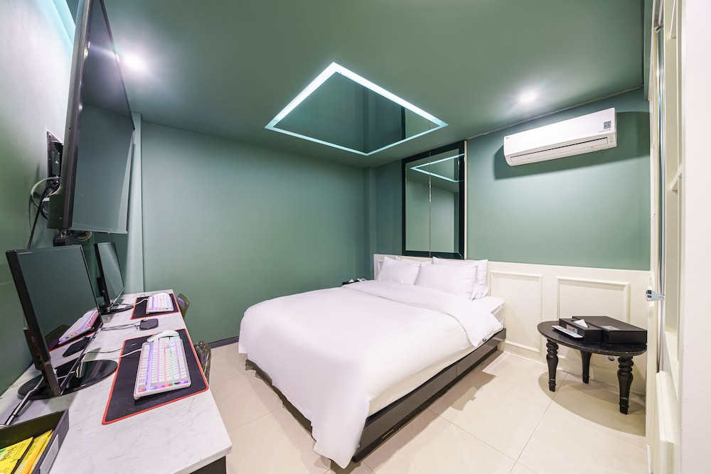 Wol Hotel 17/76
