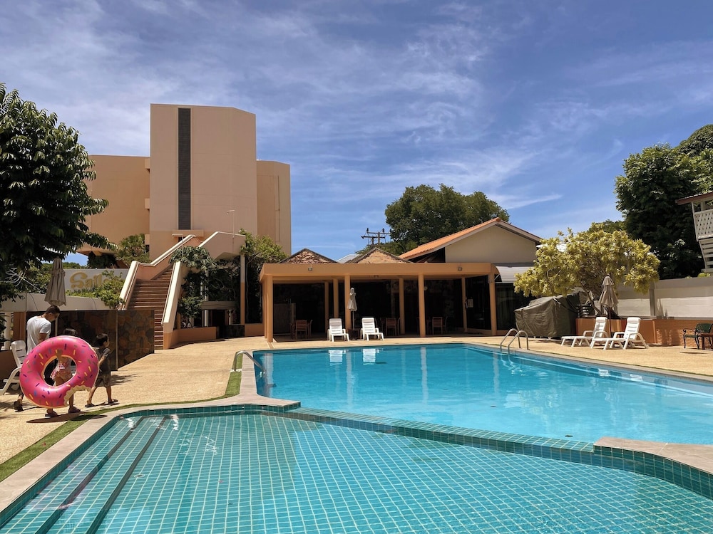 Sailom Hotel 8/65