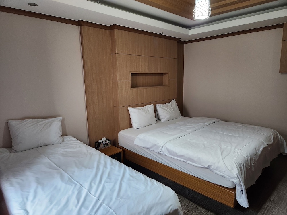 Central Plaza Hotel 18/50