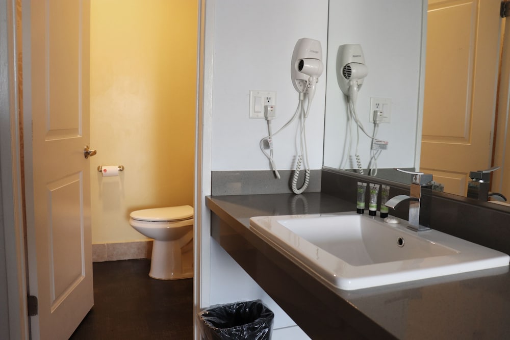 غرفة قياسية ثلاثية بثلاثة أسرّة، Hometel Suites 2/3