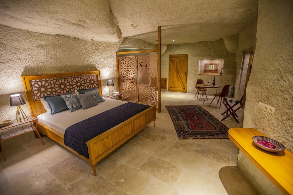Azure Cave Suites 10/50