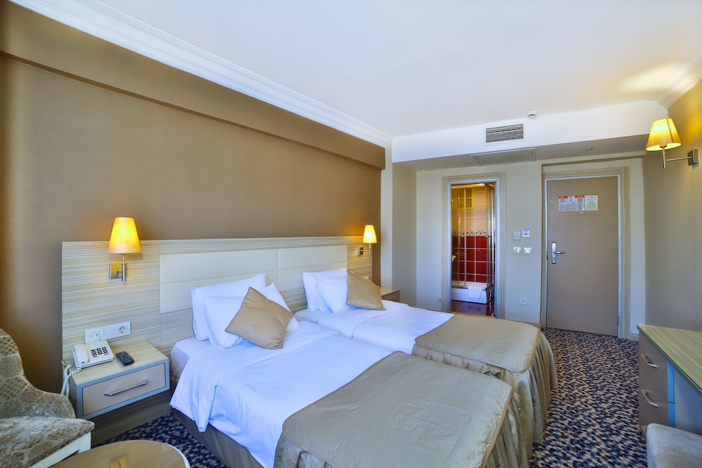 ROOM, DOUBLE OR TWIN BED