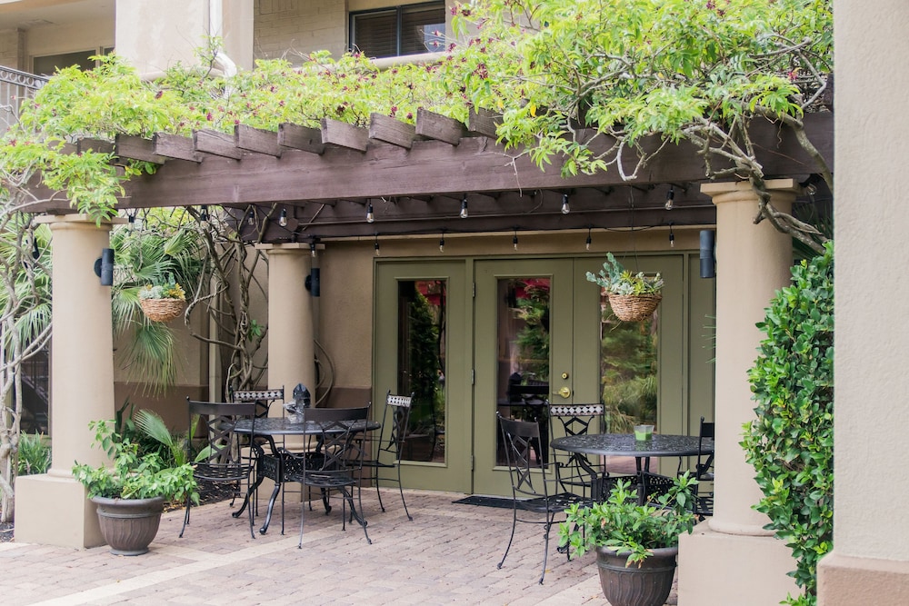 Vineyard Court Designer Suites Hotel 3/56