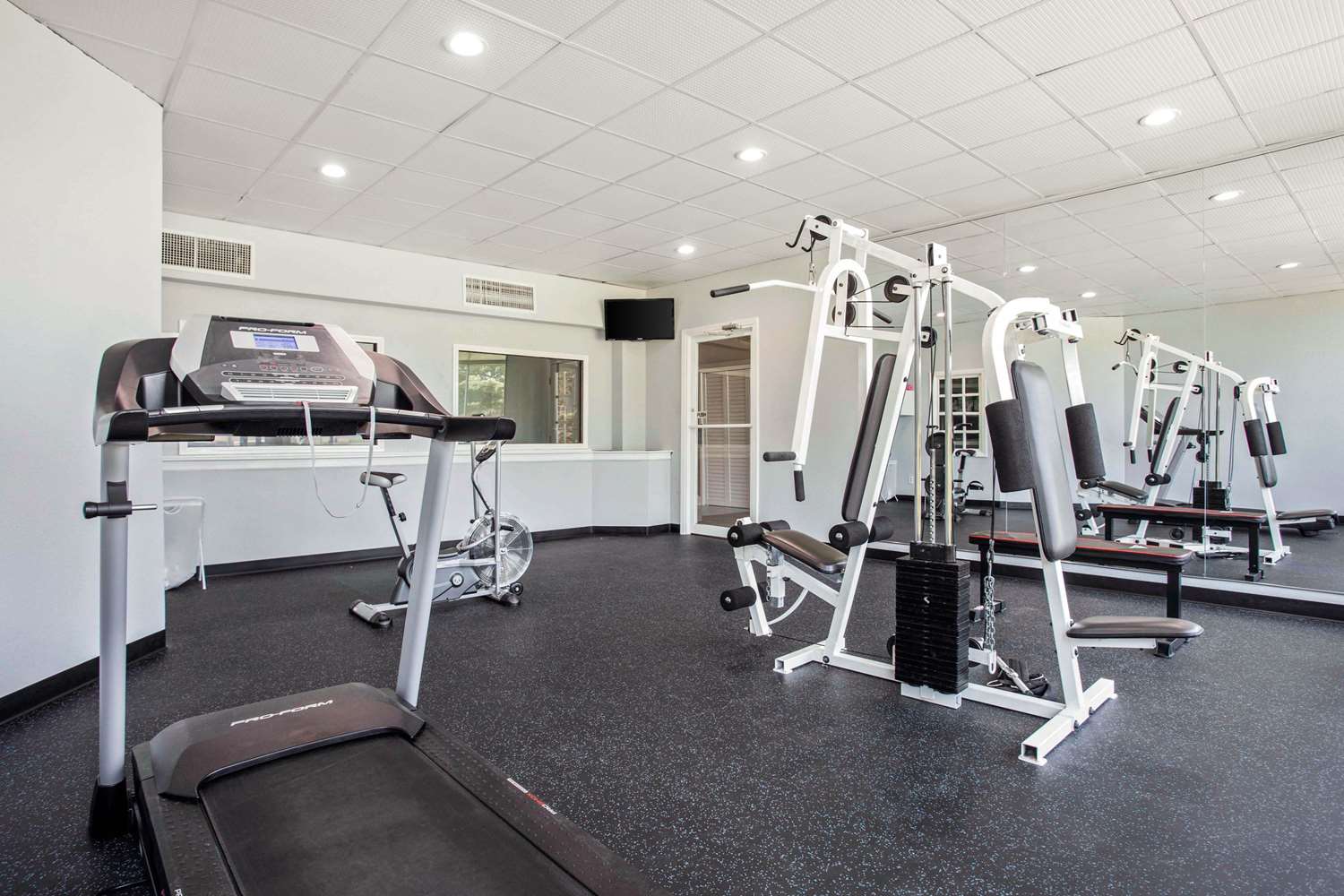 Quality Inn and Suites University Area NC 16/31