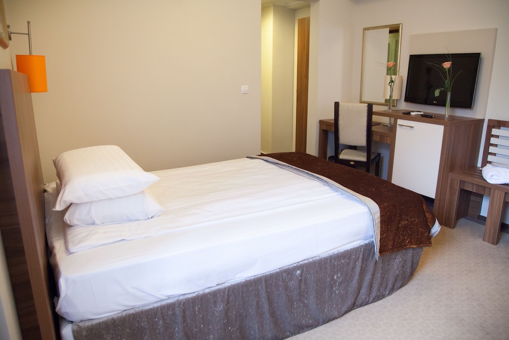 Ambasador Hotel 12/76