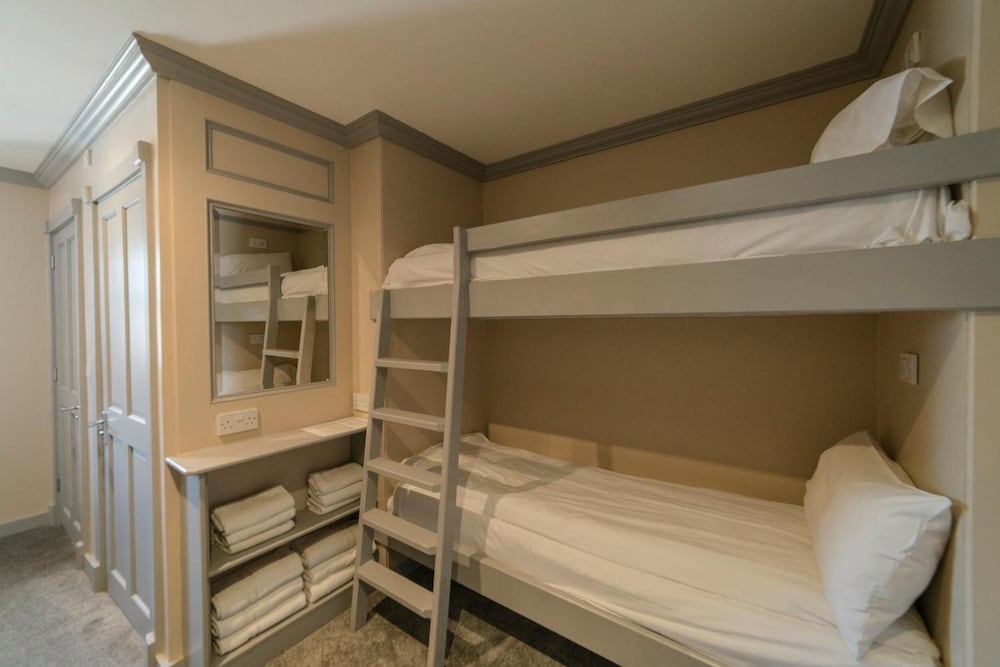 ROOM, MULTIPLE BEDS