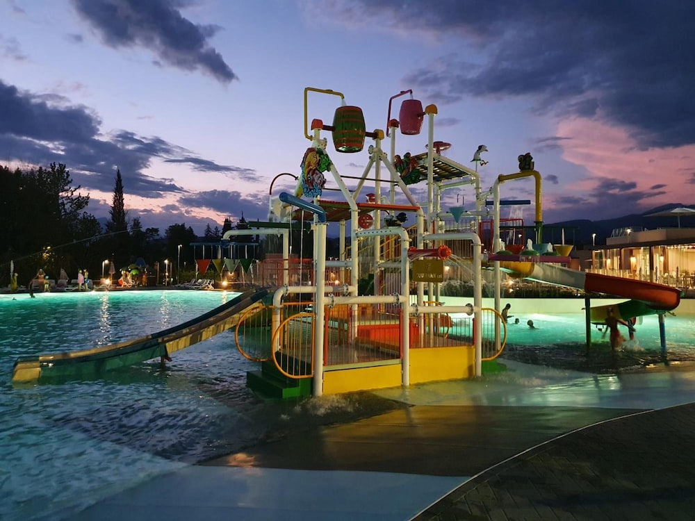 Sisan Family Resort 24/37
