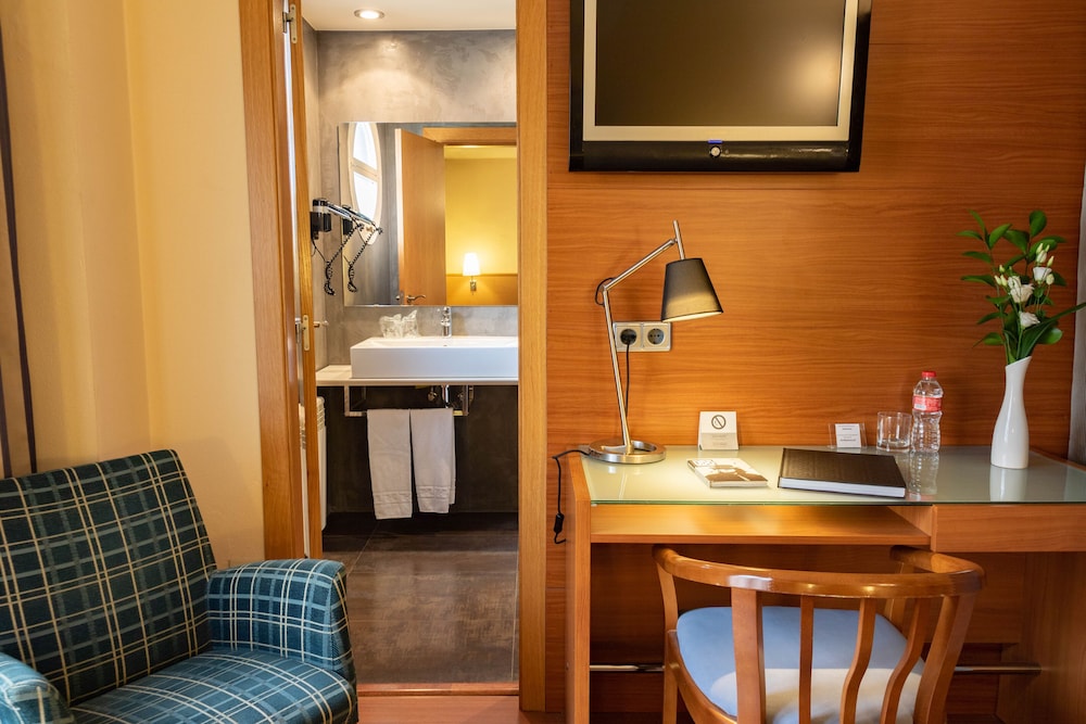 Hotel J. Balmes Vic 20/20