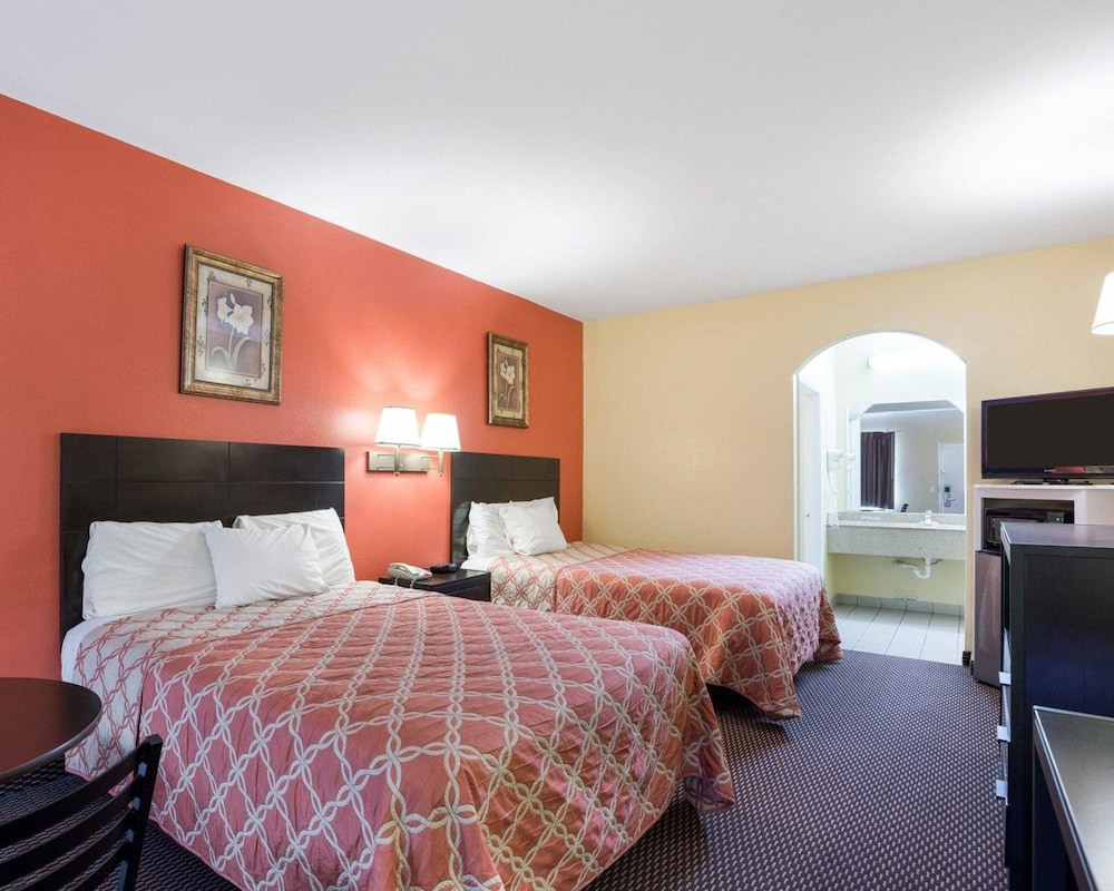 Rodeway Inn & Suites Humble IAH 16/34