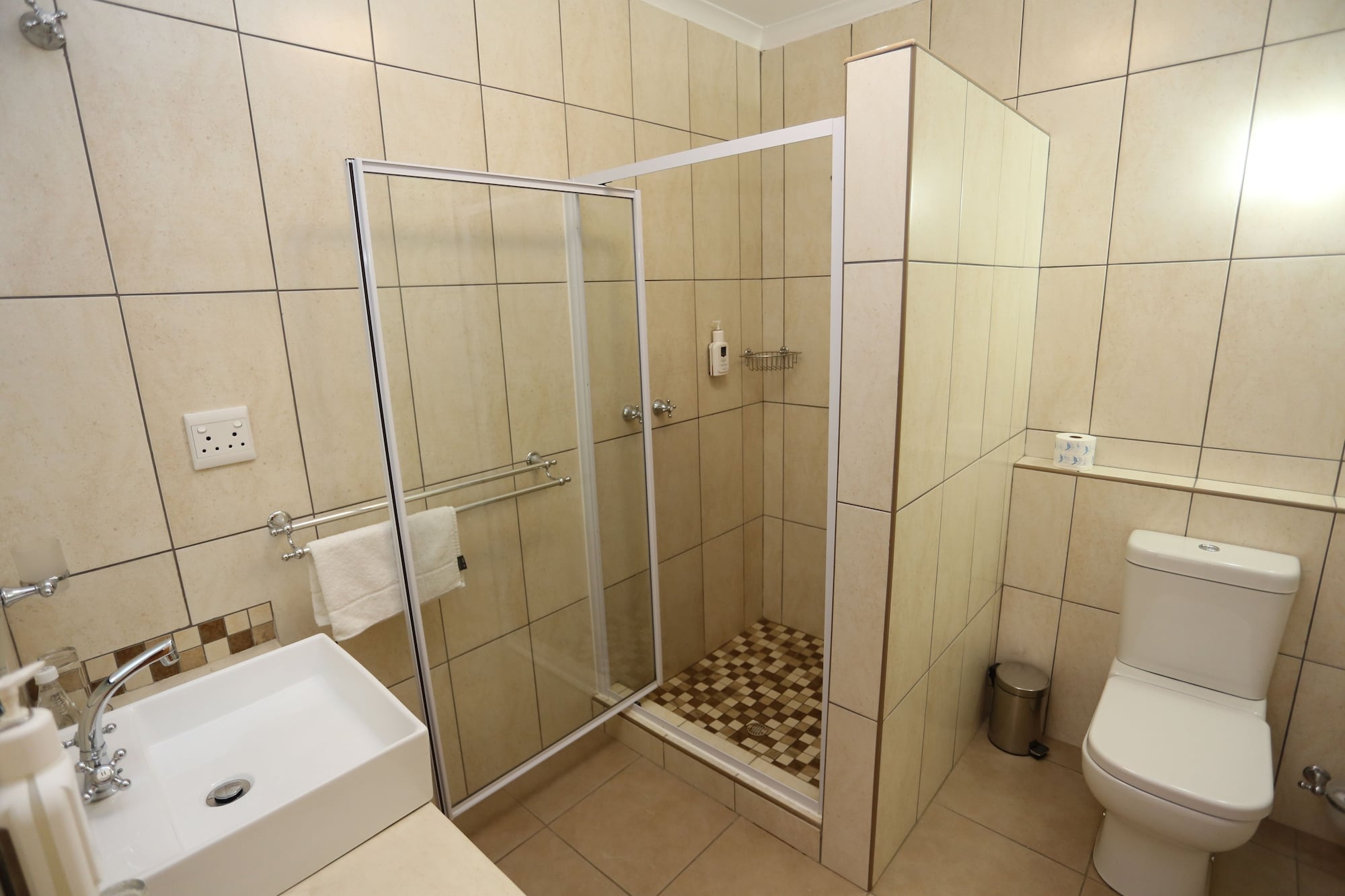 ROOM, SINGLE