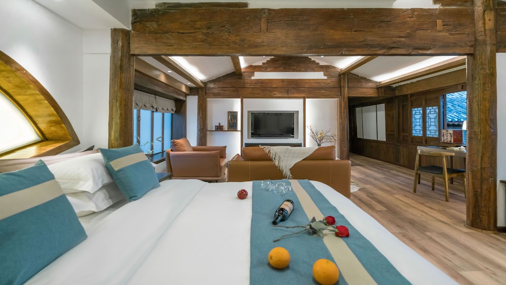 Lize Graceland Artistic Suite Inn 32/50