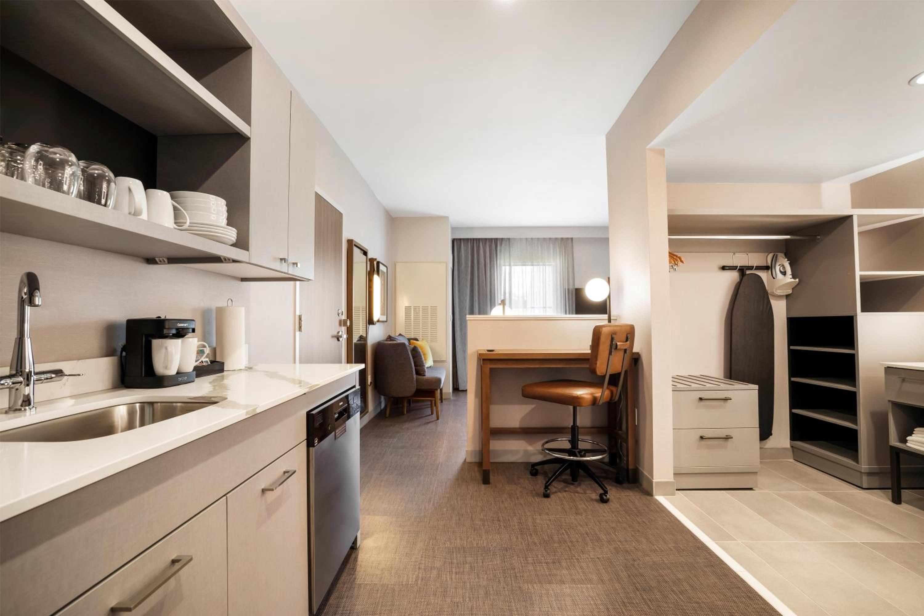 EFFICIENCY, SUITE, KING BED
