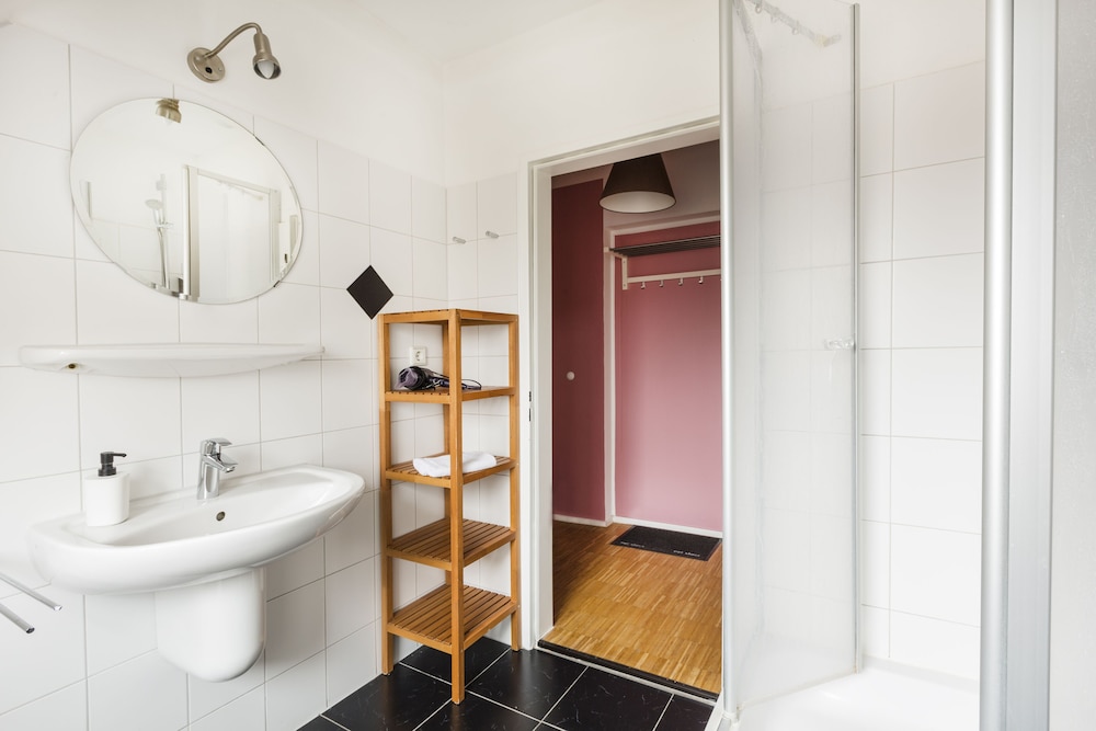 Five Reasons Hotel and Hostel 44/50