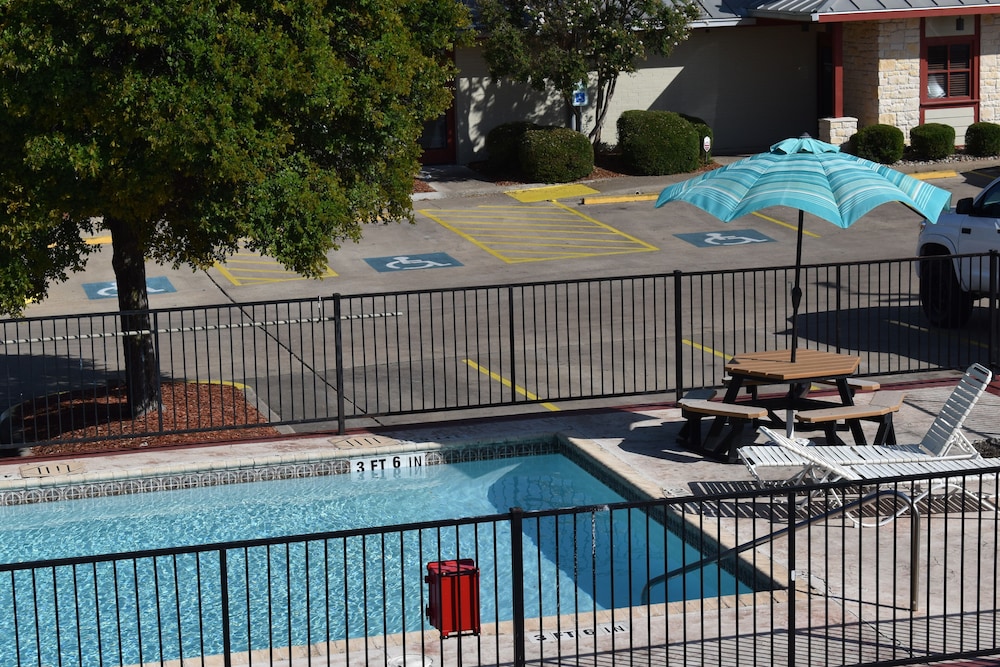 Super 8 by Wyndham Fredericksburg 33/51