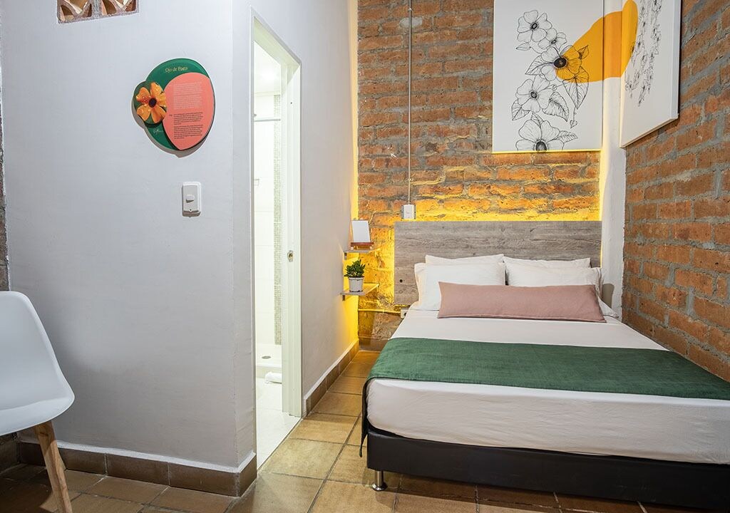 ROOM, DOUBLE BED