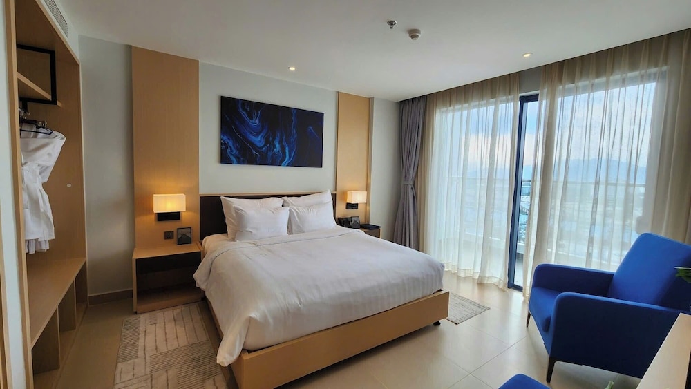 The Empyrean Cam Ranh Beach Resort 31/57