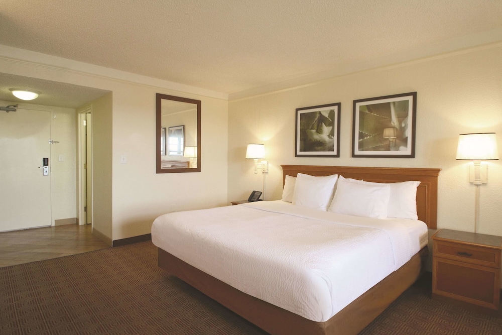 La Quinta Inn & Suites by Wyndham Coral Springs Univ Dr 11/23