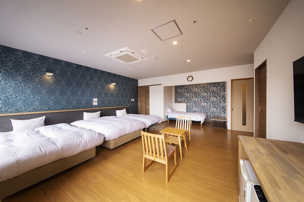 Room, 4 Beds, Twin Beds, City Side