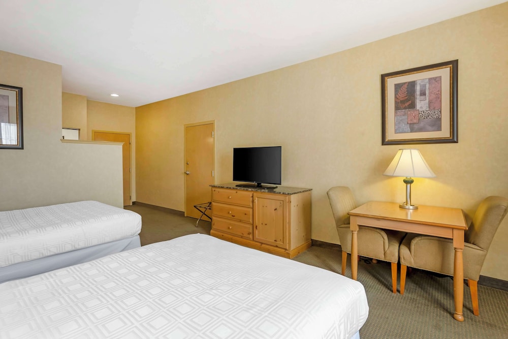 غرفة قياسية بسريرين كوين، Best Western Plus Revere Inn & Suites 9/10