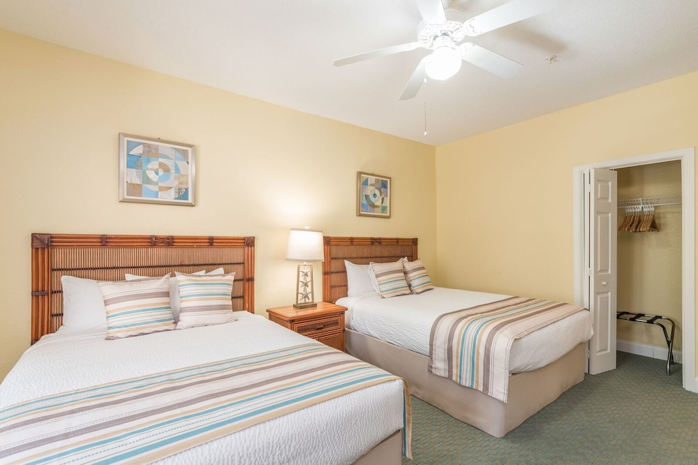 3 BEDROOMS, CONDO, EAST