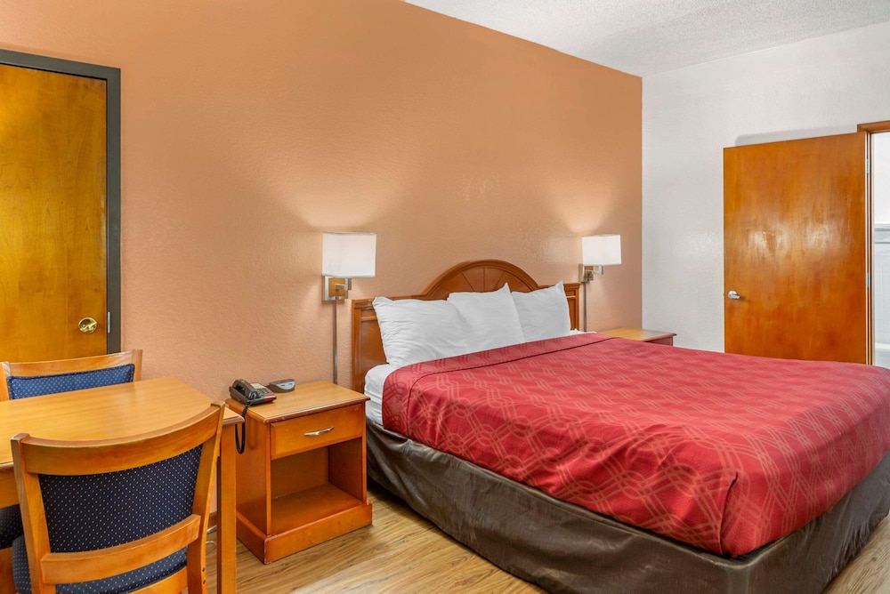Econo Lodge Inn & Suites Albany North 15/41