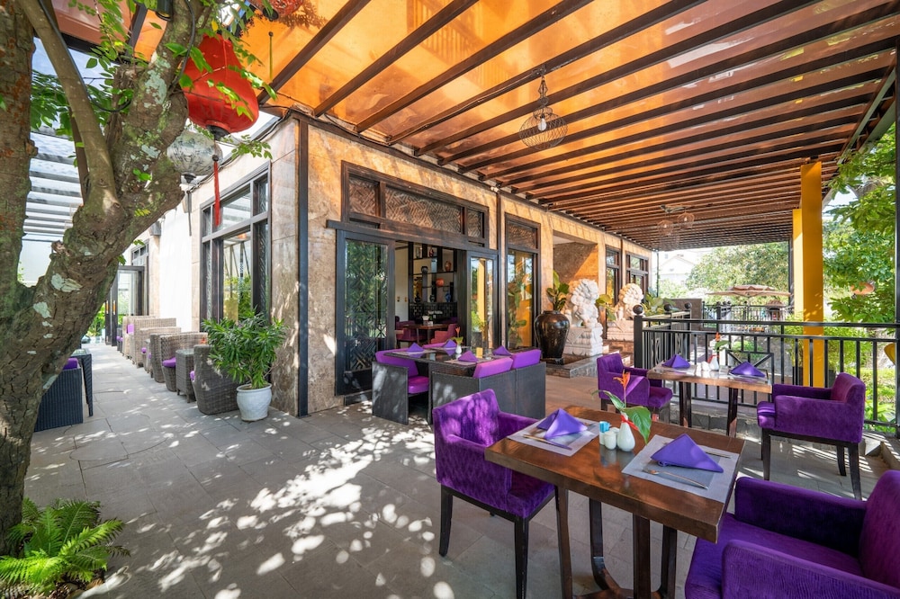 Royal Riverside Hoi An Hotel 8/75