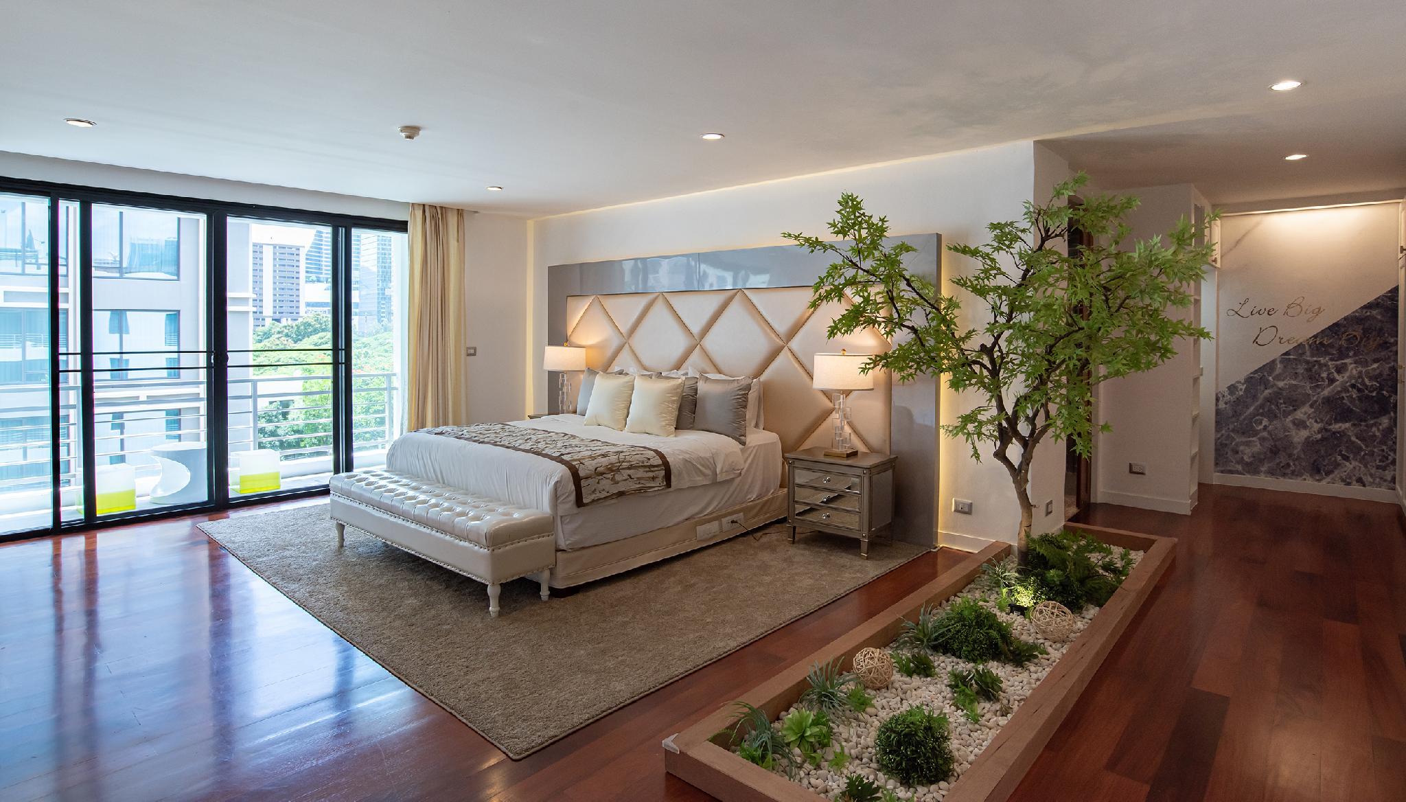 Ambassador, Suite