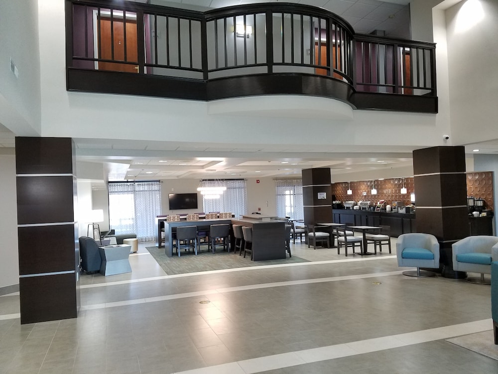 Comfort Inn & Suites Columbus North 9/35