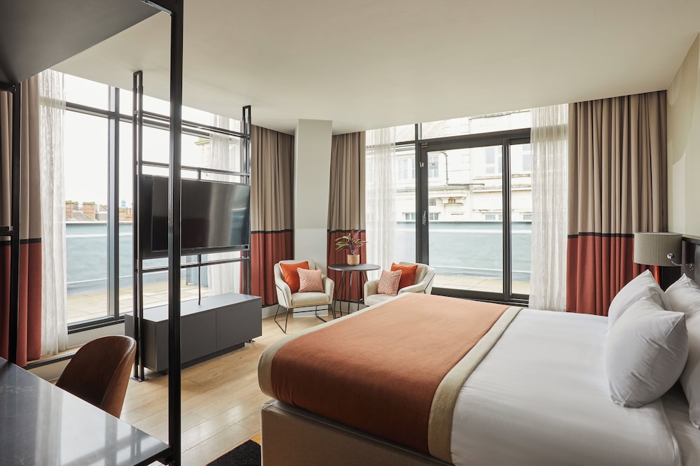Renovated, King Bed, City View, Balcony, Corner
