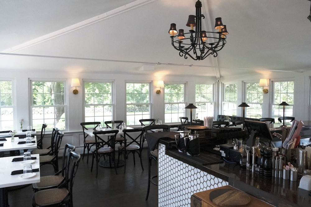 Shelter Harbor Inn 56/72