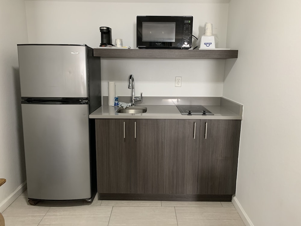 Arya Blu Inn and Suites (Ex Days Inn Ormond Beach Mainsail Oceanfront) 7/43