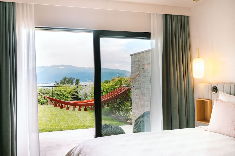 Garden, Suite, King Bed, Lake View
