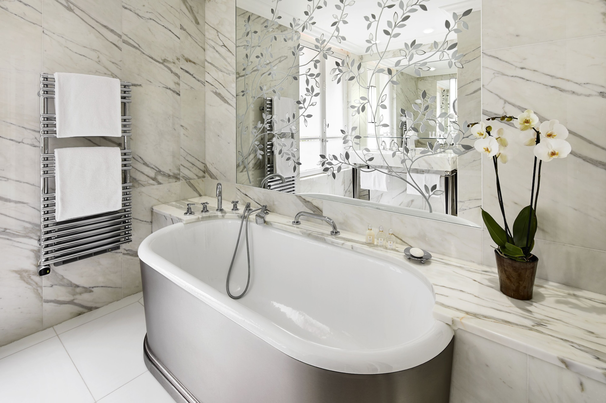 Junior Suite, King Bed, Mountain View, Hotel Plaza Athenee 4/5
