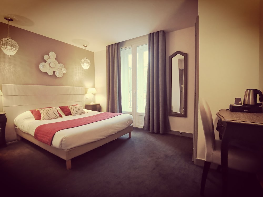 Brit Hotel Acacias 33/69