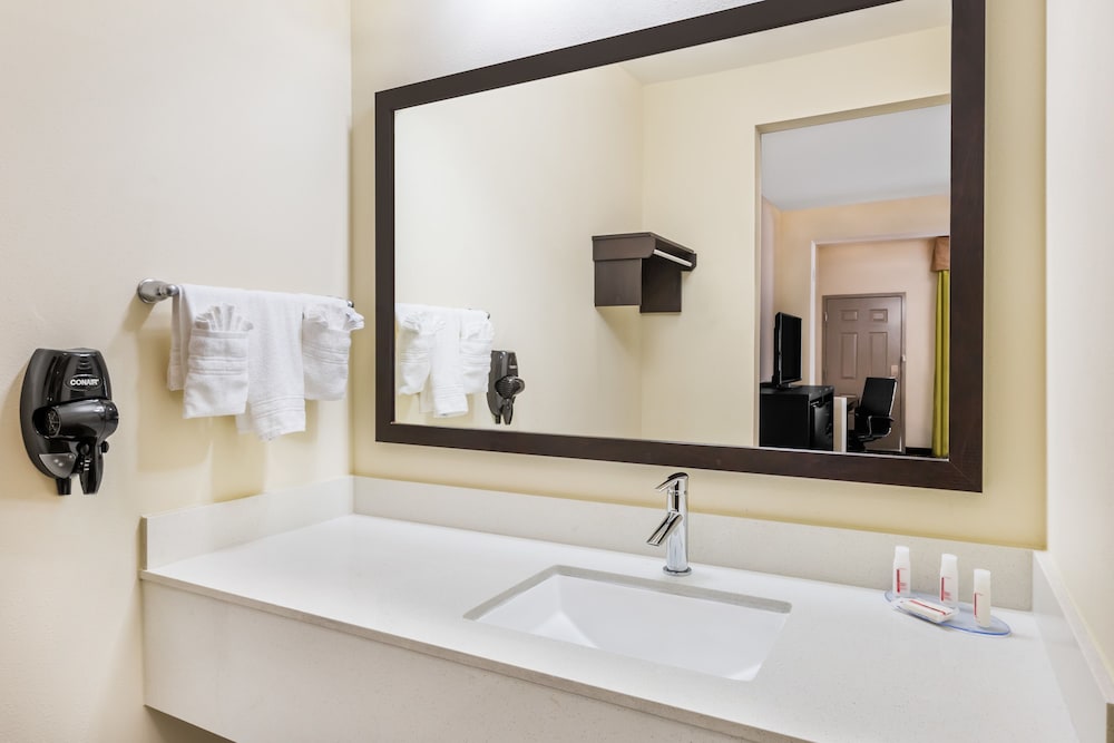 Days Inn & Suites by Wyndham Katy 4/22