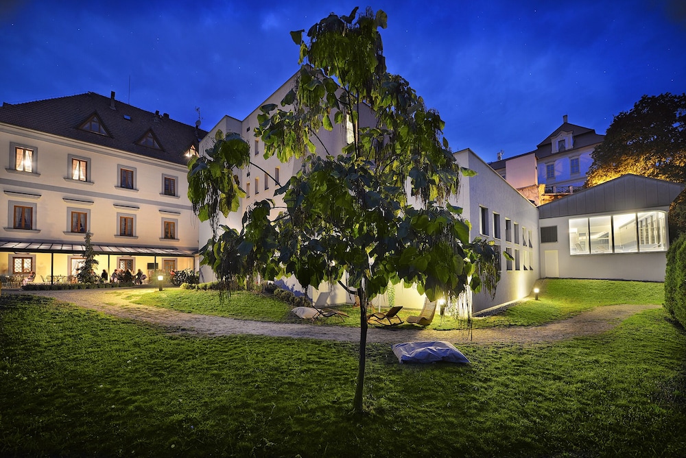 MAXIMILIAN LIFESTYLE RESORT 40/50