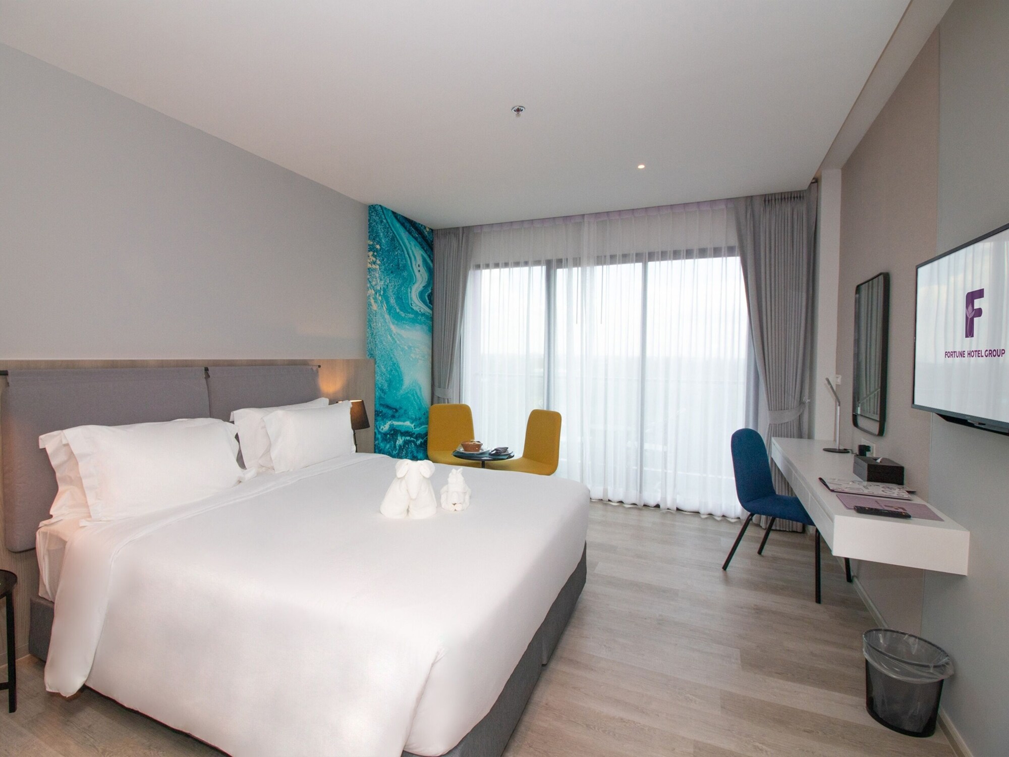 Deluxe, Double Bed 2/6