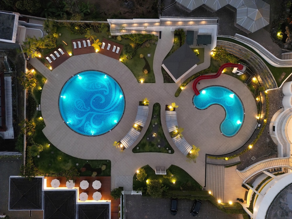 Surya Hotel Cottages Prigen 3/52
