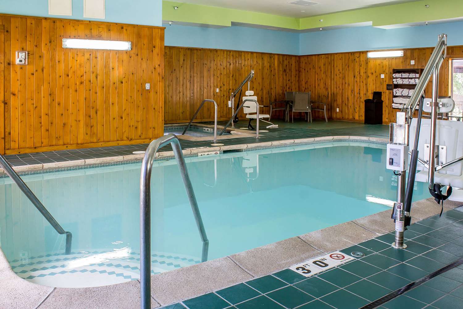 Comfort Inn & Suites Cedar Rapids North - Collins Road, IA 21/37