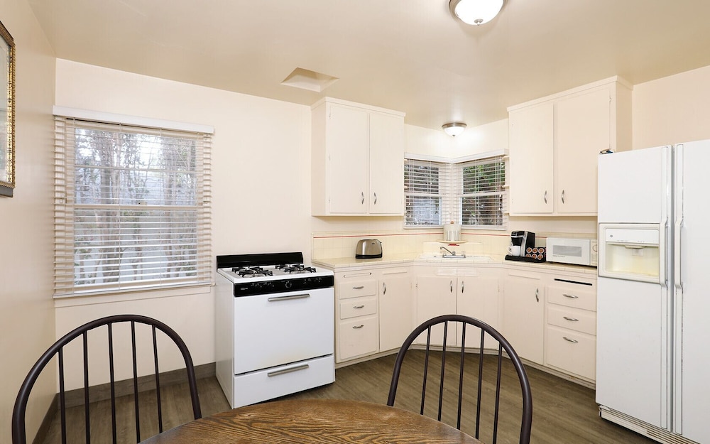 Tides Oceanview Inn & Cottages 32/50