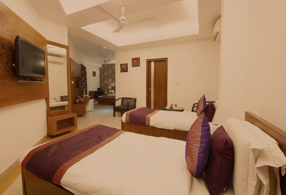 AIRPORT HOTEL DELHI 37 29/64
