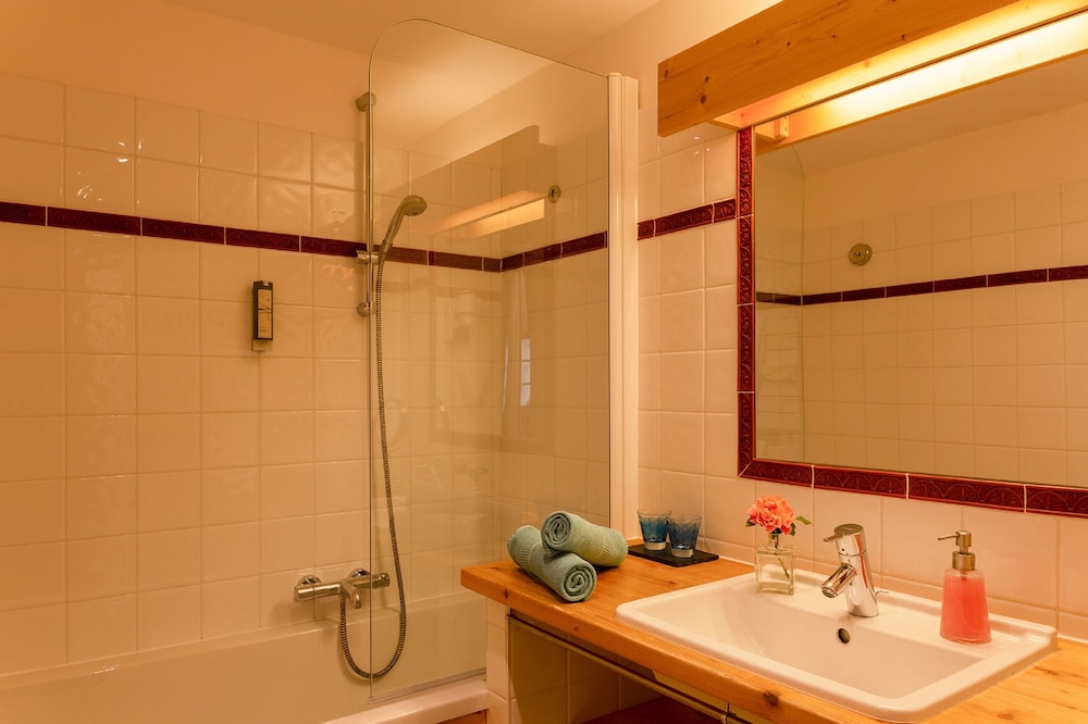 Chalet-Hotel La Ferme du Chozal, The Originals Relais (Hotel-Chalet de Tradition) 11/69