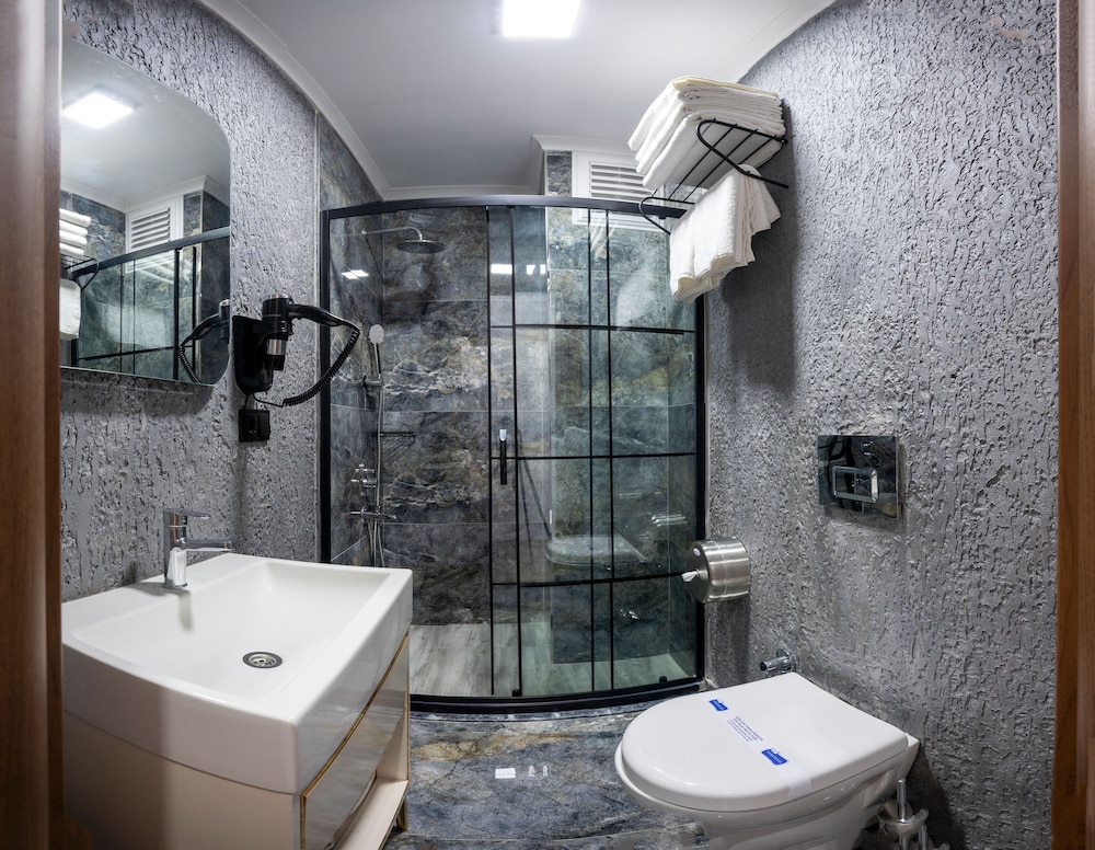 Luxury Airport Hotel 44/48