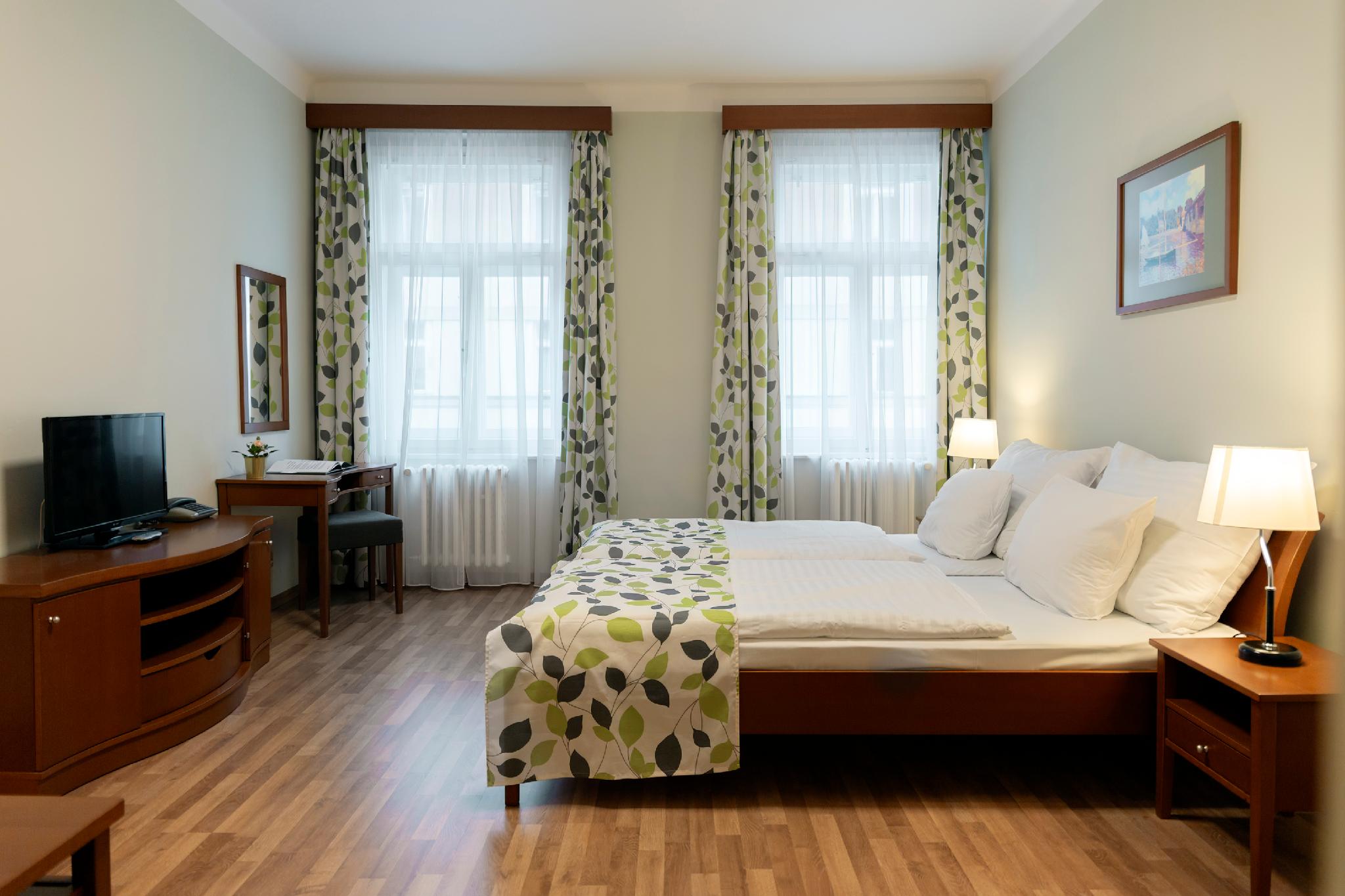 Super, Deluxe, Twin Beds