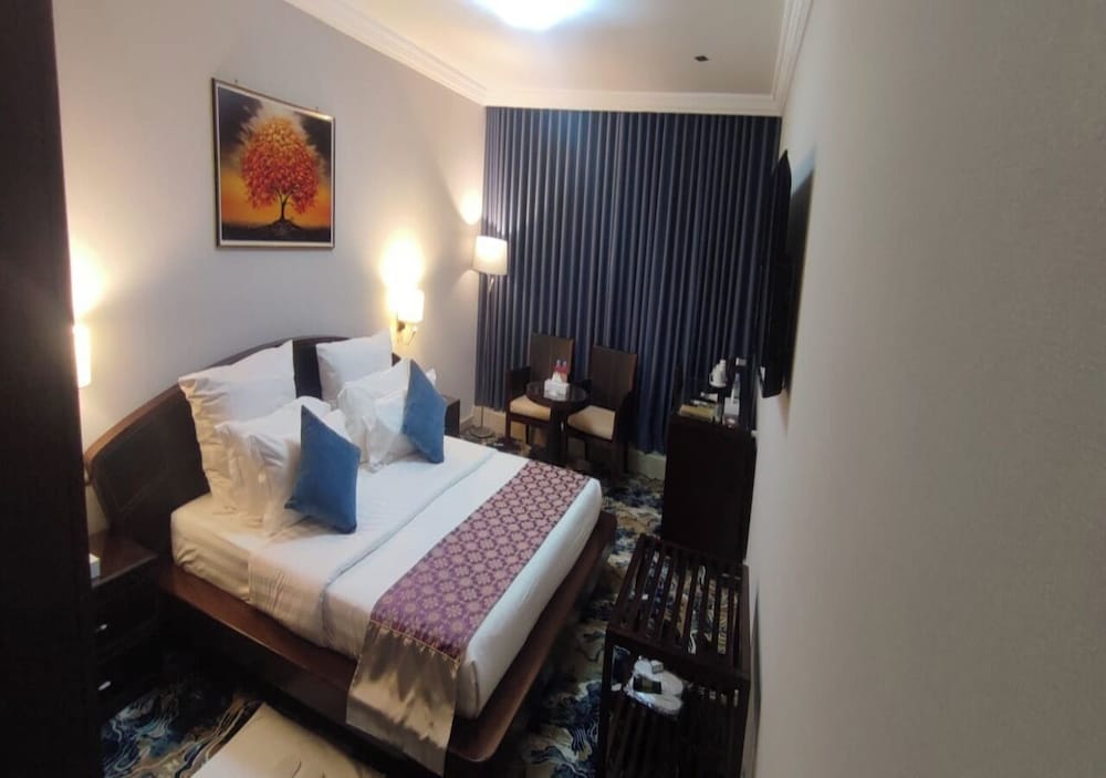 Deluxe, Single, Queen Bed